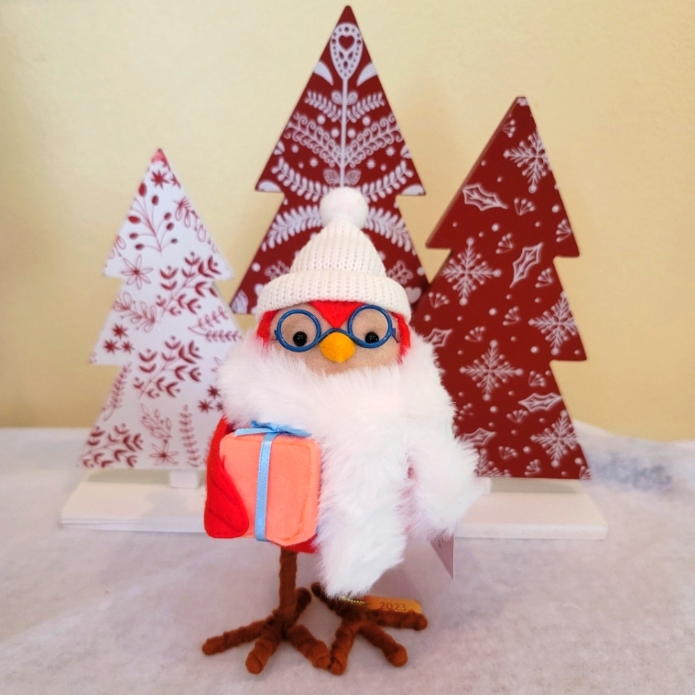 NWT Featherly Friends Bird Figurine with gift 2023 ~Ginger ~ Sold Out
